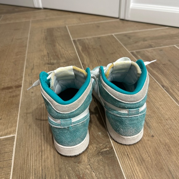 US Y6 Air Jordan (US Women's 7.5) Retro High OG GS " Turbo Green" - Picture 3 of 4